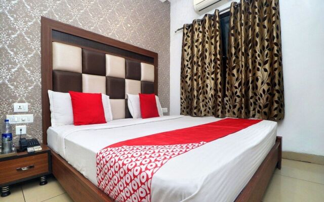 OYO 19392 Hotel Lexis