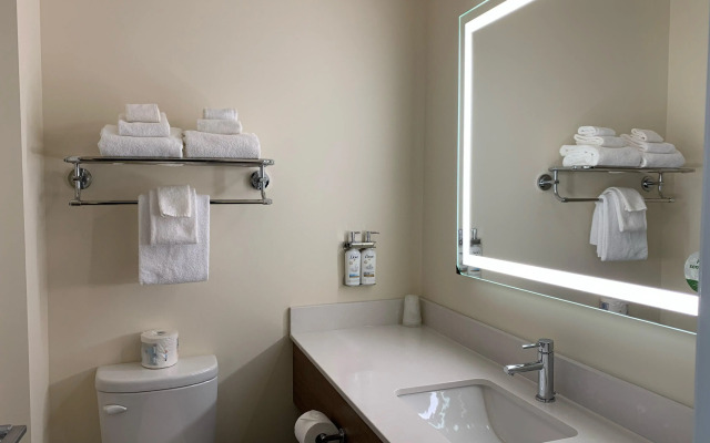 Holiday Inn Victoria Elk Lake by IHG