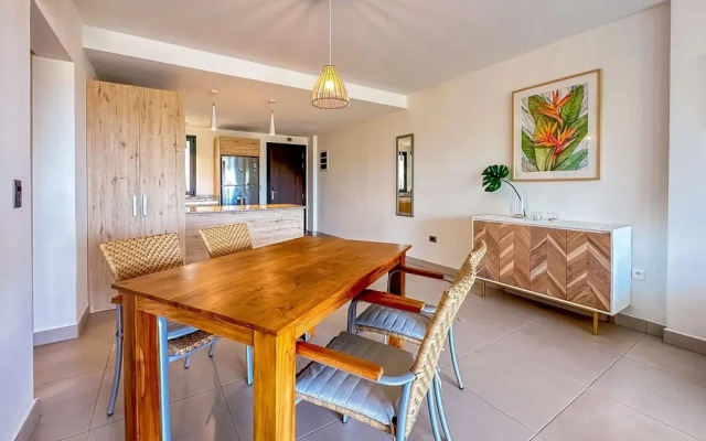 Modern Luxury Condo Close to the Beach