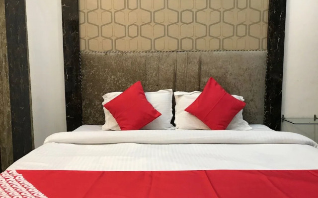 OYO 15771 4 Season Hotel