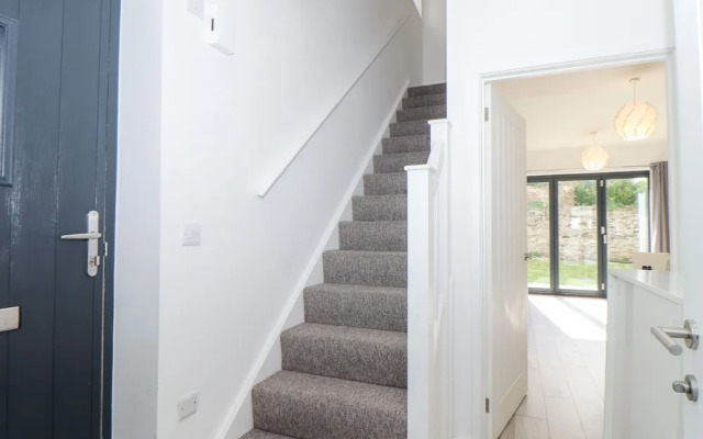 1 Queensway Gardens