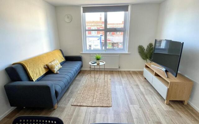 Central, Bright & Spacious Apartment - Parking Included