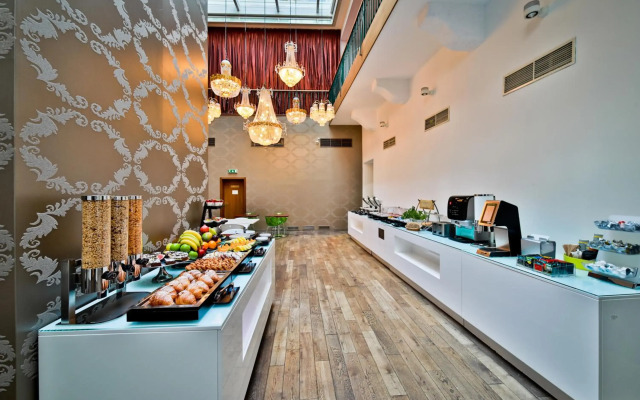 Friday Hotel