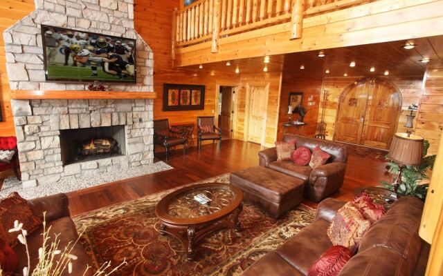 Serenity Mountain Pool Lodge - Nine Bedroom Cabin