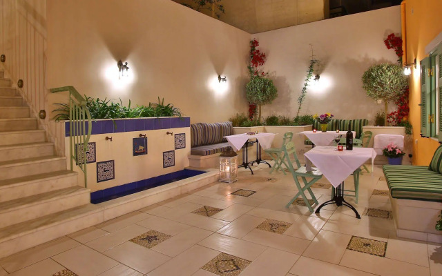 Efchi Suites 1904