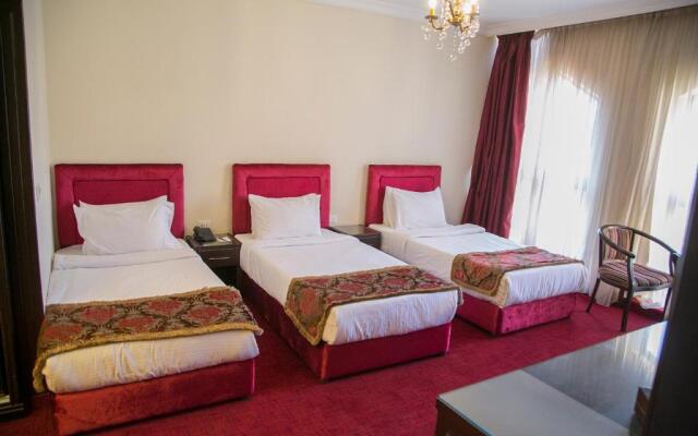Queen's Suite Hotel