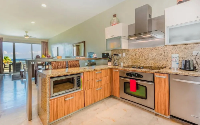 Beachfront Penthouse! Private Jacuzzi! Live the Dream!