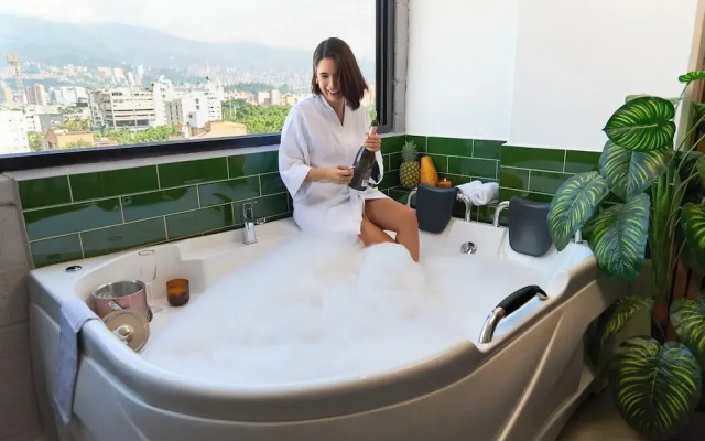 Rosa Negra Suite w/ Jacuzzi Near Stadium