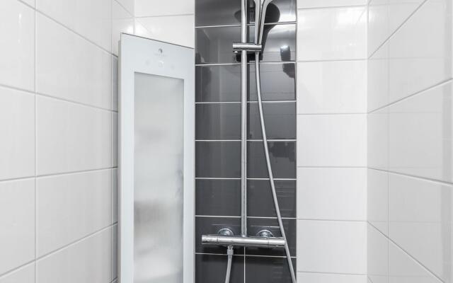 Luxurious Villa With sun Shower, in a Wooded Area