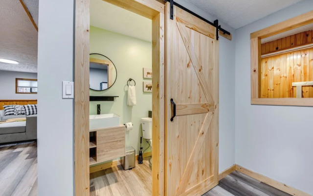 Lake & Pool Access: Poconos Retreat in Tobyhanna!