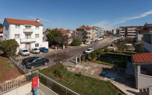 Leona Apartment