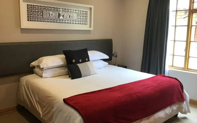 Cozy 2BR 2BR Townhouse Netflix Private Parking Great Location!