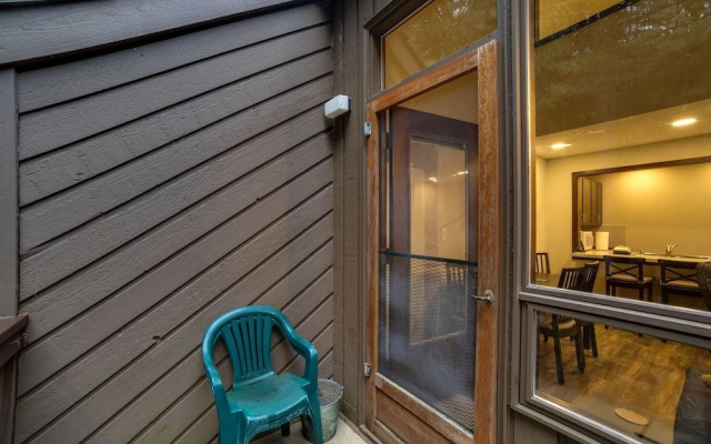 68sw - Fireplace - Washer/dryer - Dishwasher- Sleeps 4 2 Bedroom Home by RedAwning