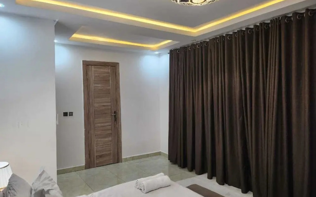 Charming 2- Bedroom Duplex