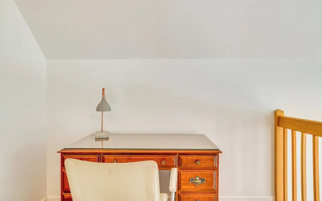 Hot Tub + Decks: Tree-lined Retreat in Pocono Lake