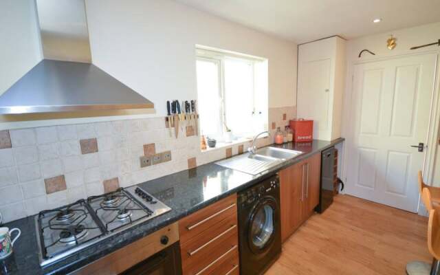 Stylish 2 Bedroom Home Near Bristol