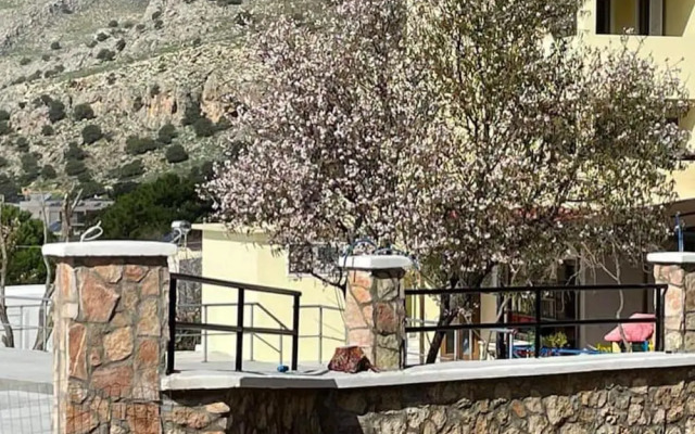 Room in Studio - Rock Garden Apartments - 2 Steps From the Beach