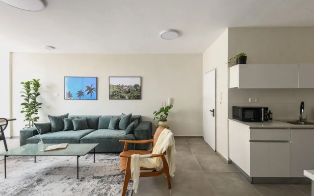 Spacious & Bright 3BR Apt with City View