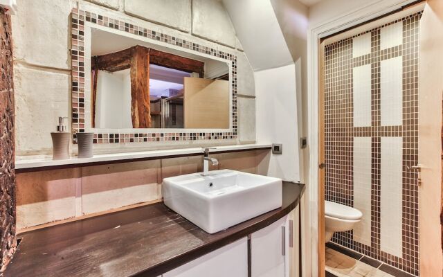 43 - Spacious Parisian Flat of Grands Boulevards