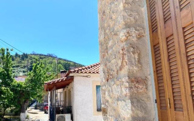Traditional Stone House in Chandrinos