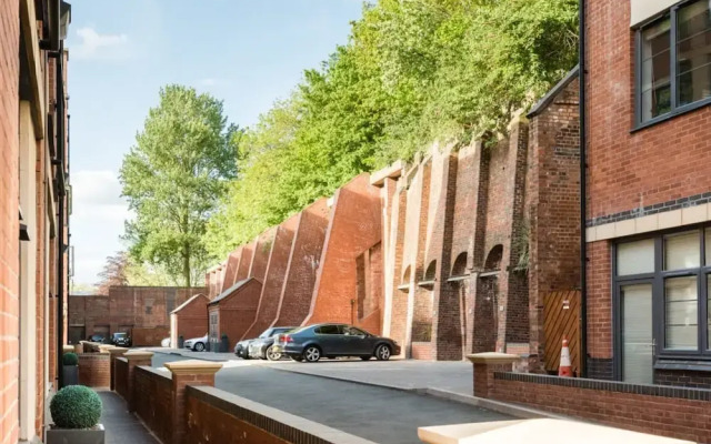 The Warehouse Loft - Trendy Converted Warehouse 3bdr