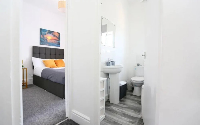 Charming 2-bed Home in Blackpool-central w Parking