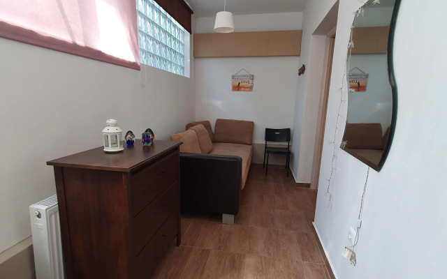 Apartment in Loutra Elenis With Garden