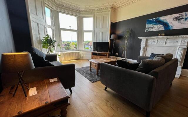 A Spacious Flat with Character - Private Car Space