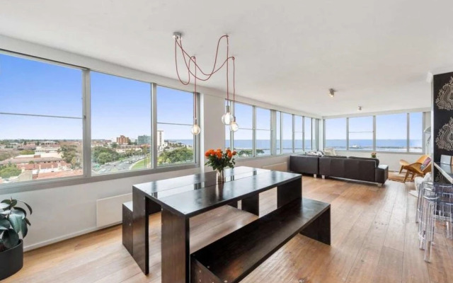 St Kilda Penthouse with Panaromic Bay and City View
