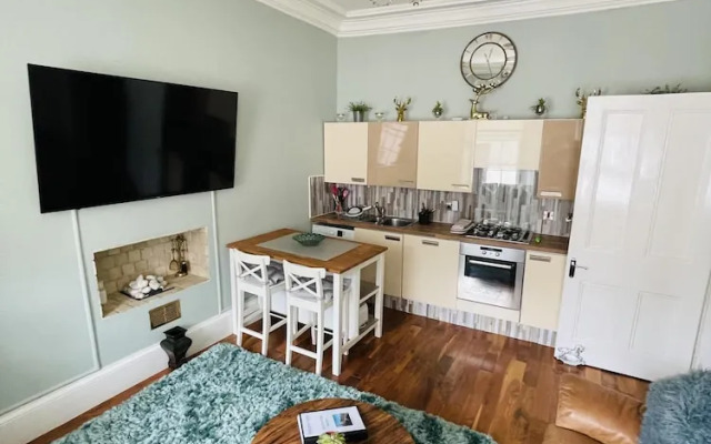 Charming 2-bedroom Apartment Located in Ayr