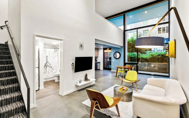 Posh Lofty Pad in Central Redmond