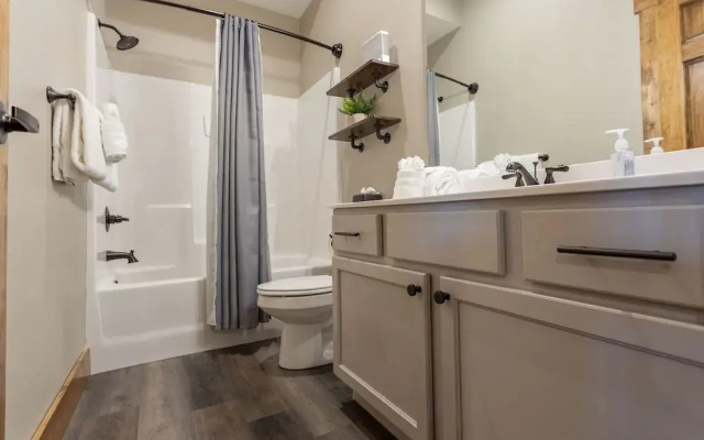 Ozarks Peak - Sleeps 25 7 Bedroom Home by Redawning