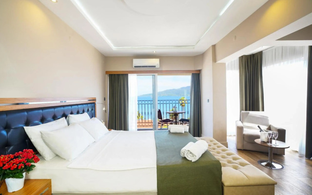 Aurasia SeaSide Hotel