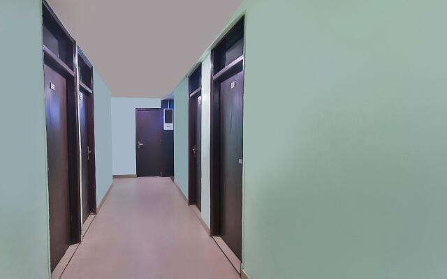 OYO 69875 Hotel Cross 24