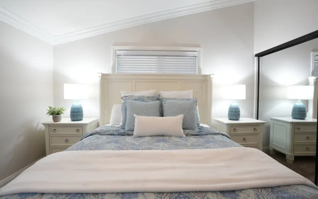 Sweet 4 bedroom, 3 bath plus Loft Bedroom, Pool Home