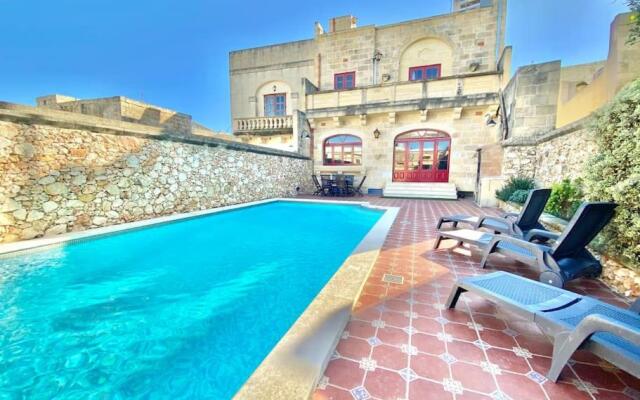 Villa Rossa Gozo - 5 bedroom ensuite with pool & jacuzzi