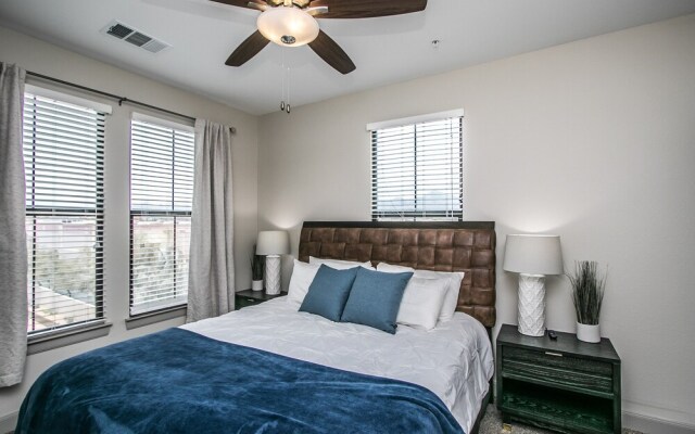 Rooftop Pool-Walk 2 shops-Dining-C4404