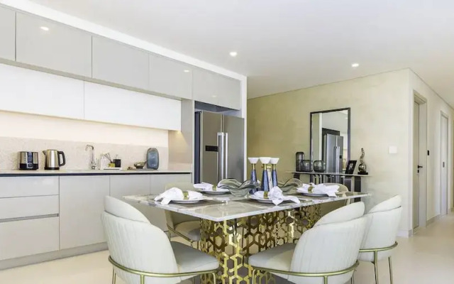 LUX The Marina Vista Beachfront Suite 3