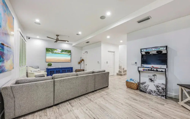 Walk to Hollywood Beach: Luxury Family Getaway!