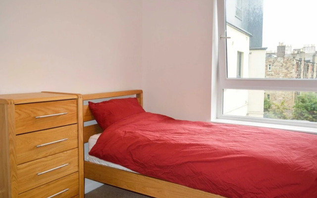 Modern 2 Bedroom Property in Central Edinburgh