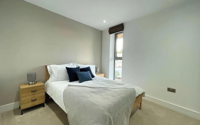Luxury 2 Bedroom Apt with Parking