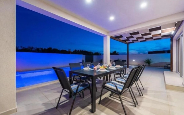Luxury Villa Sabun with Pool & Hot Tub