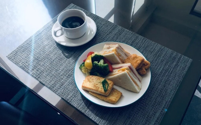 Hu An-The Lakeside House