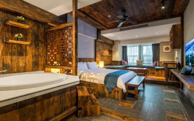 Chao Featured Hotel (Jiaxiulou Qingyun Market)