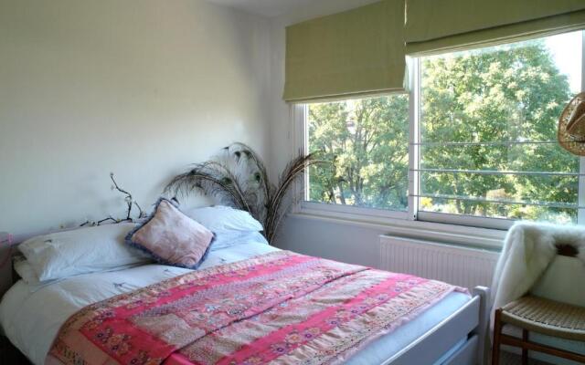 Stunning 5 bed house with private garden