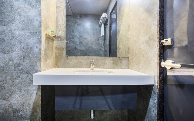 FabHotel Prime Le Western