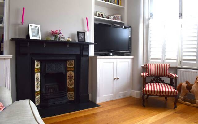 Modern Family Home In Earlsfield