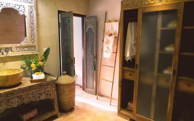 Cili Emas Oceanside Resort