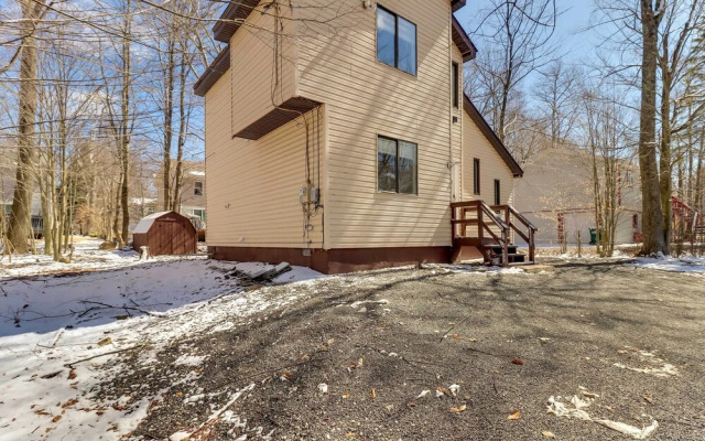 Modern Tobyhanna Home Near Lake Carobeth!