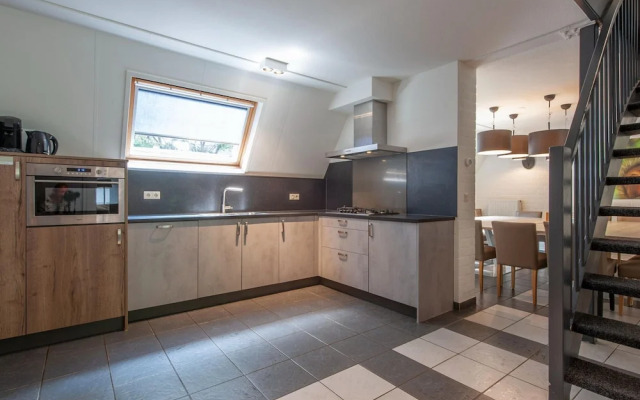 Restyled House with 5 Bathrooms near Vrachelse Heide